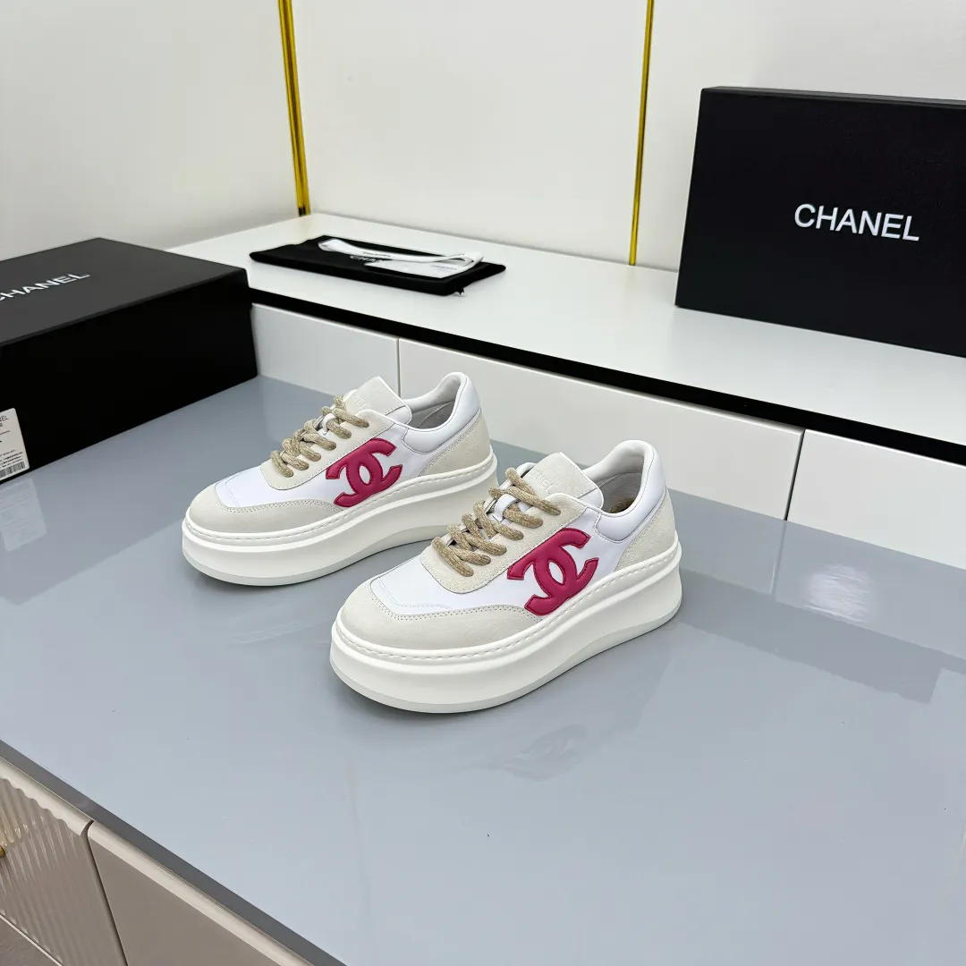 👟👟Ex-factory price 660👟👟 Top version! Chanel Chanel panda shoes! 2025 counter's top casual sports shoes. This classic design; the upper is electro-embroidered with a variety of techniques; the outsole is fashionable and sporty; the unusual inclusion of a variety of color matching elements... The diversified mix and match is very good-looking and versatile, and can be used for leisure, fashion, sports, and outdoor... ꫛꫀꪝ Go➫ Materials: ❶Upper made of: original imported first-layer silk cowhide + original waterproof cloth + original first-layer cowhide ❷Inner lining: Original Yangli+wang ❸ Outsole based on: Original TPU combination outsole Counter boutique packaging complete set for women 35–41